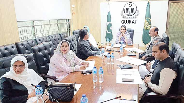 ڈپٹی کمشنر گجرات کی زیر صدارت جاری ترقیاتی سکیموں کا جائزہ 