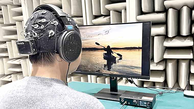 شور میں آنکھیں بند کرکے سننے کی کوشش کرنا بیکار 