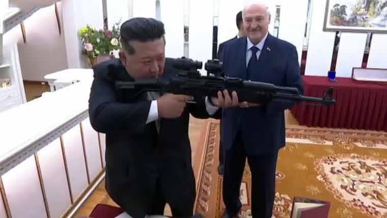 بیلاروس کے صدر کا کیم جونگ اُن  کو آٹومیٹک رائفل کا تحفہ 