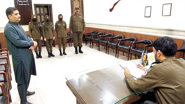 ایس پی جڑانوالہ کا اردل روم، افسران کی کارکردگی کا جائزہ