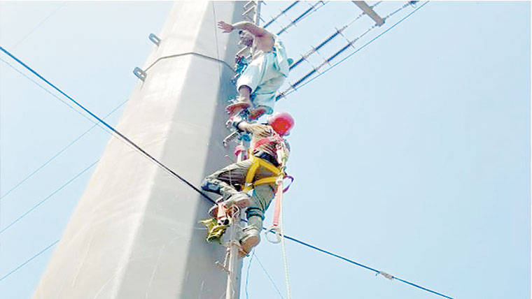  گھریلو مسائل سے تنگ شہری ہائی ٹینشن لائن کے پول پر چڑھ گیا