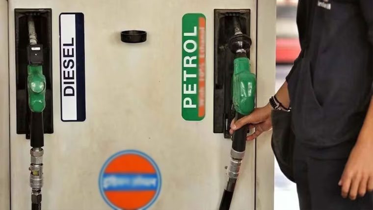 بھارتی حکومت نے ڈیزل اور  پٹرول پرعائد ٹیکسوں میں کمی کردی 