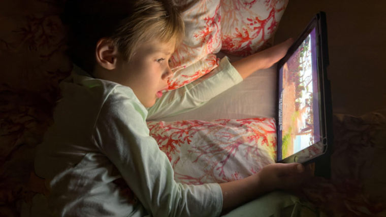 برطانیہ میں بچوں کیلئے پہلی بار سکرین ٹائم ہدایات جاری 
