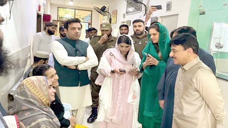  کمشنر کا ڈسکہ میں تحصیل ہسپتال ، ریڑھی بازار کا دورہ 