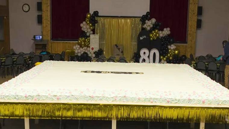 کینیڈا: 80 سالہ شہری نے سالگرہ پر انتہائی بڑا کیک بنا ڈالا