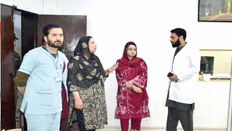 ڈی سی کا محکمہ مال کی کارکردگی ، ہسپتال میں سہولتوں کا جائزہ 