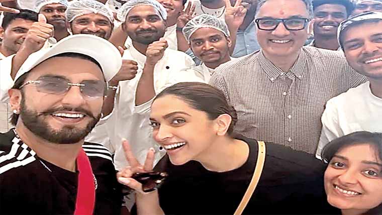 فلم کی کامیابی کے بعد رنویر کی  دپیکا سے ملاقات کی تصویر وائرل