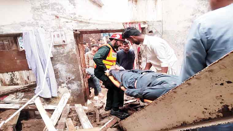  بارش سے خستہ حال مکان کی چھت گر گئی، نو جوان زخمی