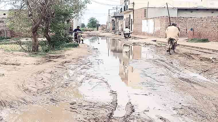 پینسرہ میں تباہ حال سڑک، عوام کو شدید مشکلات کا سامنا