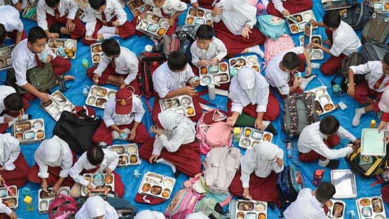 انڈونیشیا:مفت سکول کھانوں میں  کٹوتی، 40 کھرب روپے کی بچت