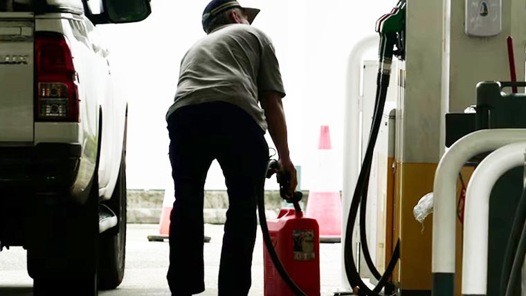 گھر میں 4لیٹر پیٹرول رکھنے پر پولیس نے پکڑ لیا 