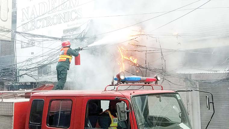 علامہ اقبال چوک سیالکوٹ ، شارٹ  سرکٹ سے تاروں میں آگ لگ گئی 