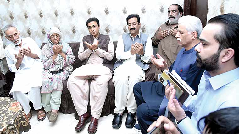 سابق وزیراعلیٰ پنجاب حمزہ شہباز کی  ایم پی اے رئیسہ ممتاز کے گھر آمد  بھانجی کے انتقال پر اظہارِ تعزیت 