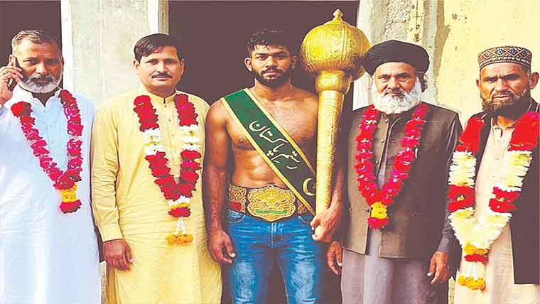 احمدنگرچٹھہ:گلزار گلو کے  رستم پاکستان بننے پر جشن 