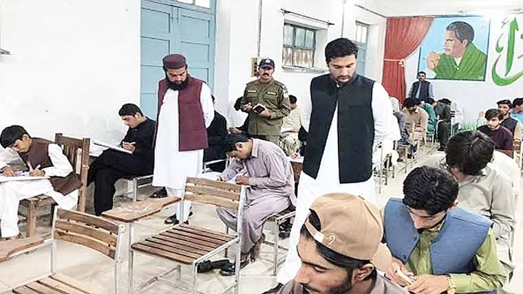 اسسٹنٹ کمشنر کے اپنی اپنی تحصیلوں  میں امتحانی مراکز کے اچانک دورے 