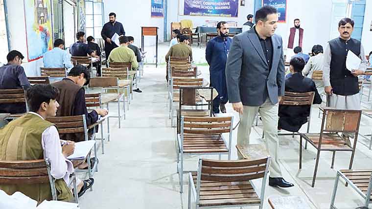 ڈپٹی کمشنر کا میٹرک کے امتحانی  سنٹروں کا اچانک دورہ 