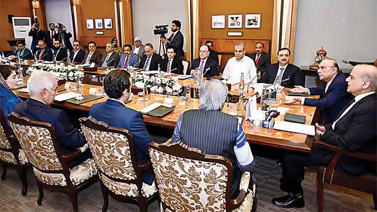 سمارٹ لاک ڈائون نہ لگانے کا فیصلہ : صوبوں نے محالفت کردی، ایوان صدر میں مشاورتی اجلاس کے دوران مہنگائی کے دبائو کو کنٹرول کرنے پر  بریفنگ، ایندھن کی وافر مقدار موجود ہونے کی یقین دہانی 