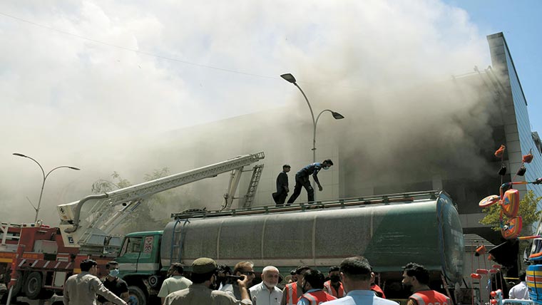 کلفٹن میں سپر اسٹور میں آتشزدگی،مشتبہ شخص زیرحراست