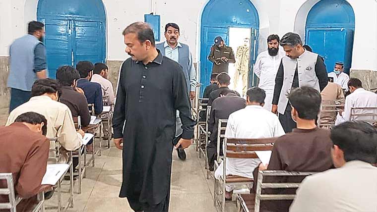 ڈپٹی کمشنر جھنگ کا امتحانی مراکز کا دورہ، شفافیت یقینی بنانیکا حکم 