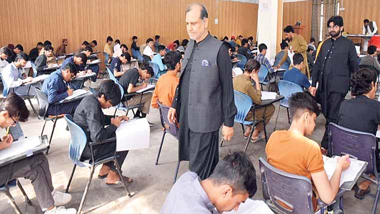 کمشنر راجہ جہانگیر کا میٹرک کے مختلف امتحانی مراکز کا دورہ 