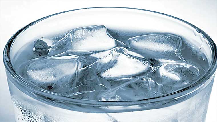 برف پانی پر کیوں تیرتی ہے ، دیرینہ معمہ حل ہوگیا