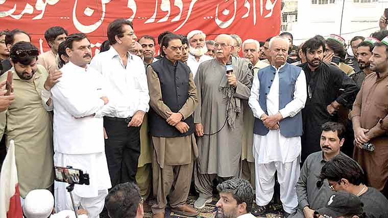 کارکن خبردار!عمران کو مائنس کرنیکی باتیں ہو رہیں:اچکزئی 