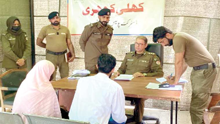 ڈی پی او کی دفترمیں کھلی کچہری،لوگوں کے مسائل سنے 