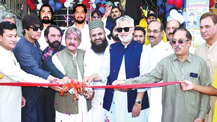  وزیرآباد :ایم این اے بلال تارڑ  نے فاسٹ فوڈ پوائنٹ کا افتتاح کر دیا 