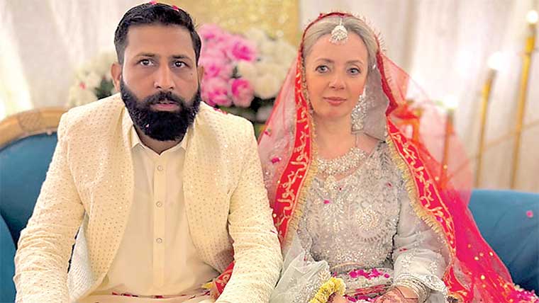 بیلاروسی لڑکی پاکستانی لڑکے کی محبت میں فیصل آباد پہنچ گئی