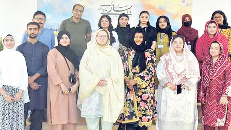 کمشنر کا انسٹیٹیوٹ آف آرٹ میں نمائش کا افتتاح 