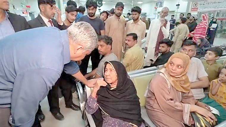 محسن نقوی کا نادرا سنٹر شملہ پہاڑی کا دورہ، بے پناہ رش پربرہم