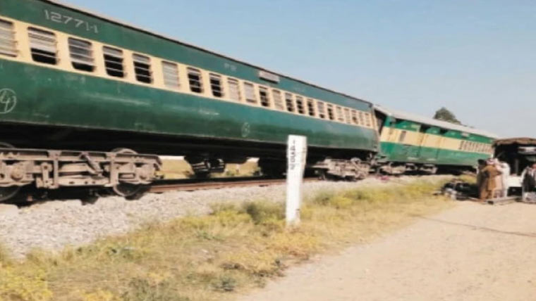  چناب نگر :میانوالی ایکسپریس کا انجن،3بوگیاں پٹری سے اتر گئیں