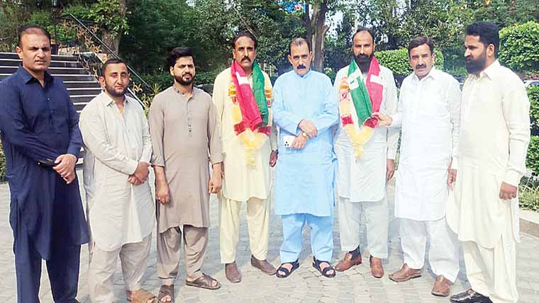 سیاسی رہنما ضیااللہ مغل آف واہنڈو  ساتھیوں سمیت پیپلزپارٹی میں شامل