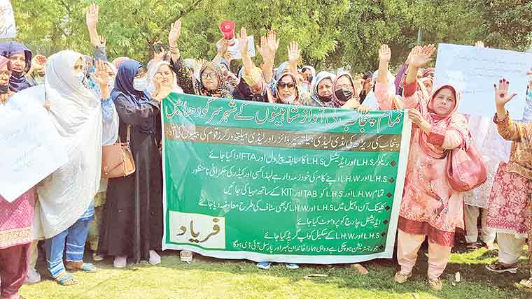 لیڈی ہیلتھ ورکرز کا مطالبات کے حق میں بھرپور احتجاج 