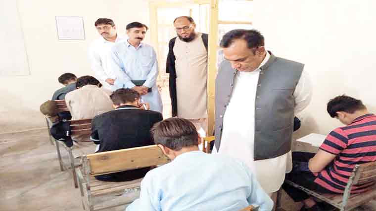 کمشنر کاگورنمنٹ شہداء اے پی ایس  میموریل ہائی سکول امتحانی سنٹر کا اچانک دورہ 