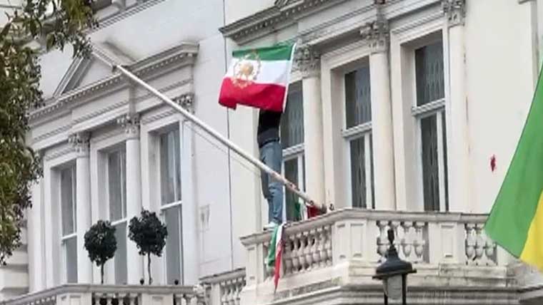  لندن :ایرانی مظاہرین کی یادگار دیوار پر آتشزدگی، 2افراد گرفتار
