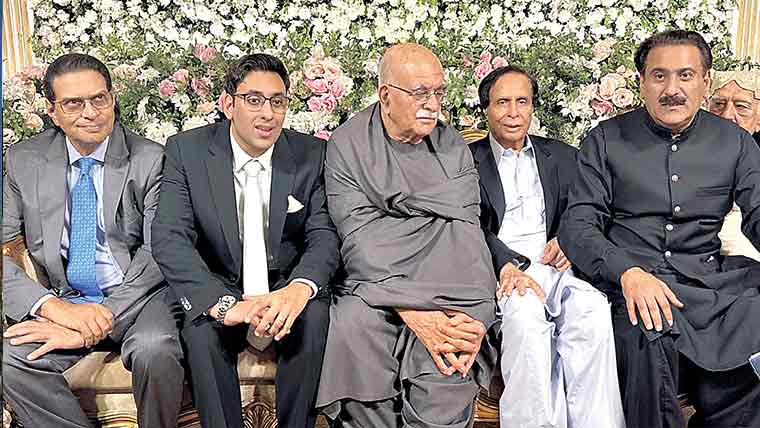  پرویزالٰہی کی اپوزیشن لیڈر معین قریشی  کے صاحبزادے کی دعوت ولیمہ میں  شرکت،پی ٹی آئی رہنمائوں کی ملاقاتیں