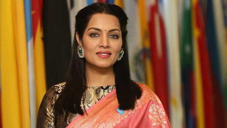 سیلینا جیٹلی بیٹے کی قبر صاف  کرتے ہوئے رو پڑیں
