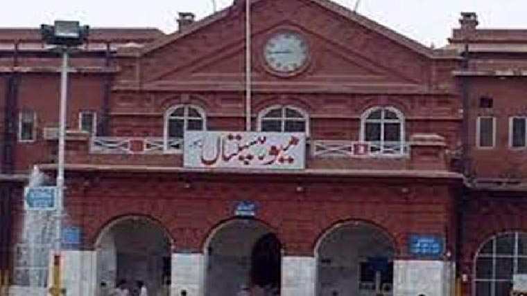 میوہسپتال:ایمرجنسی میں ویل چیئرز کی کمی ،مریض پریشان 