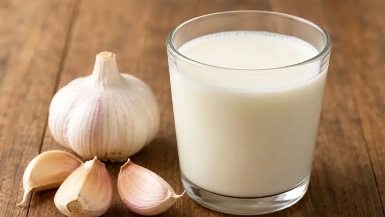  کمر درد سونے نہیں دیتا، لہسن والا دودھ آزمائیں
