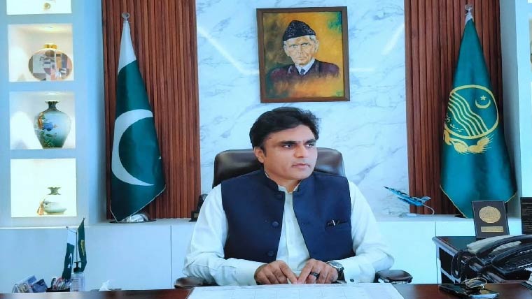 کمشنر کا حافظ آ باد میں سیوریج  منصوبے ،زیر تعمیر ہسپتالوں کا دورہ 