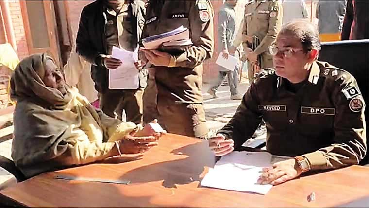  ڈی پی او ڈاکٹر نوید عاطف نے تھانہ چناب نگر میں کھلی کچہری 