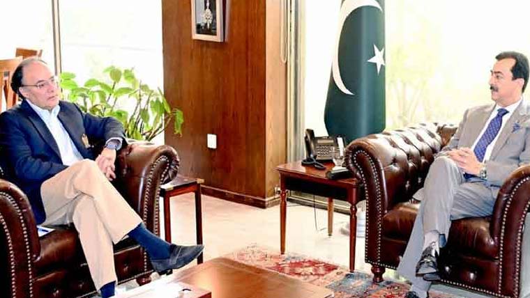  چیئرمین سینیٹ سے وزیر  خزانہ کی ملاقات، کفایت  شعاری پالیسیوں پر تبادلہ خیال