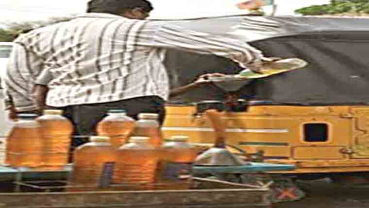 دکاندارکھلا پٹرول بیچنے پرگرفتار 