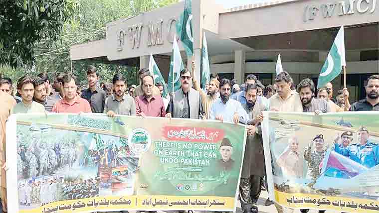 ستھرا پنجاب افسروں،ویسٹ ورکرز کی اظہار یکجہتی ریلی 