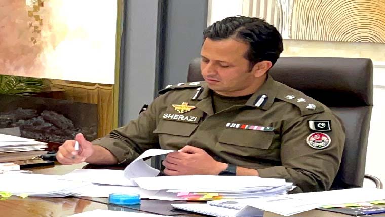 شہری کی جان بچانے پر3 وارڈنز  کیلئے نقد انعام اور تعریفی اسناد