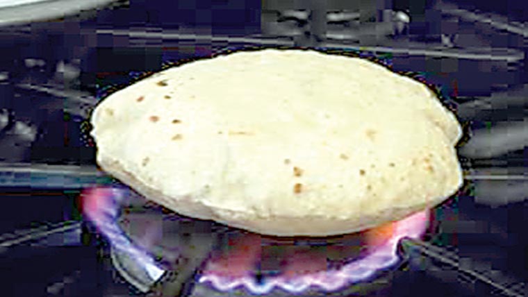 ڈسکہ میں روٹی مہنگی کر دی گئی 
