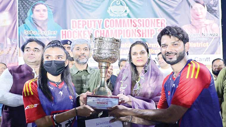 ڈپٹی کمشنر معرکہ حق ہاکی چیمپئن شپ باجوہ کلب نے جیت لی 