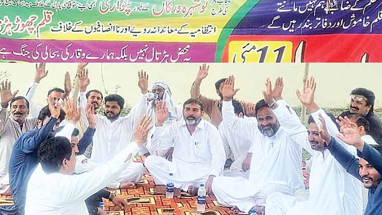 پٹواریوں کی قلم چھوڑ ہڑتال کے با عث سائلین خوار 