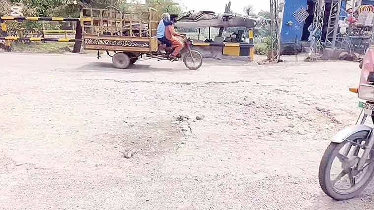  20 سال قبل تعمیر علی پور چٹھہ بائی پاس غیر فعال ، اندرون شہر سڑکیں ٹوٹ پھوٹ کا شکار